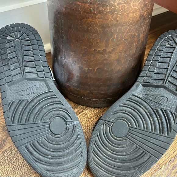 Women’s Jordan Air 1  Mid shoes. - Picture 4 of 5